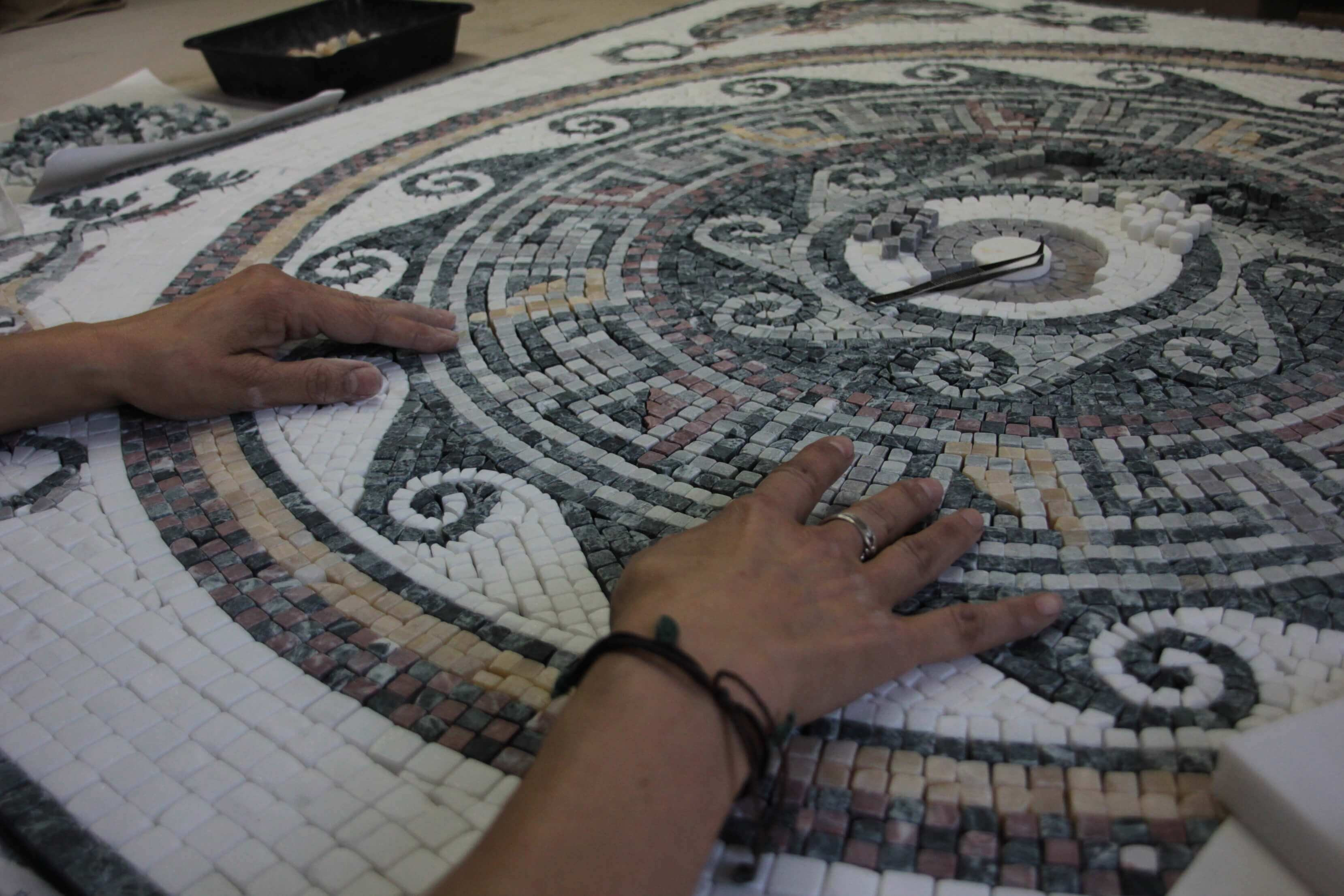 Mozaika artystyczna: Od starożytności do dzisiejszych trendów wnętrzarskich